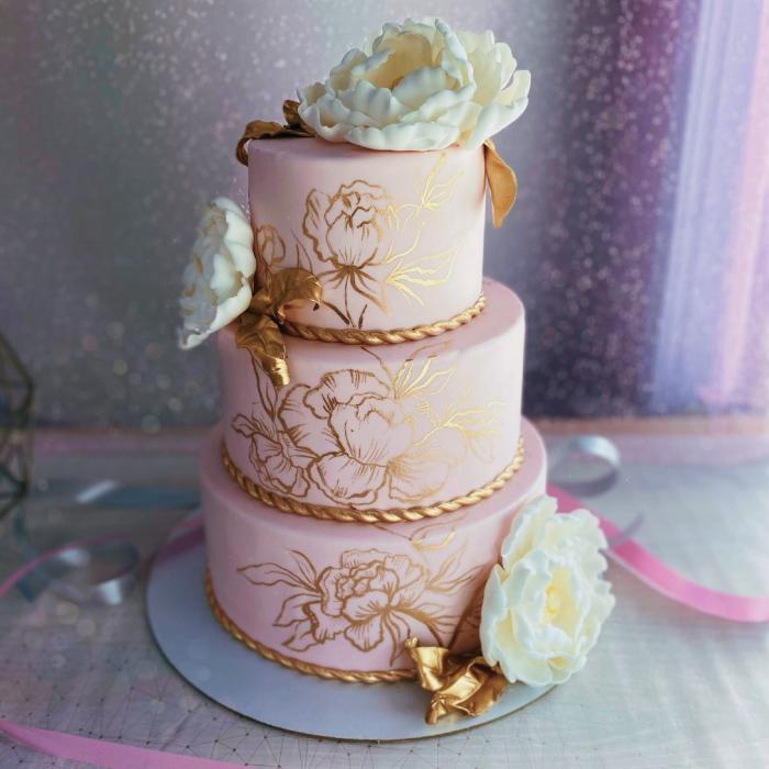 Свадебный торт "Пионы с золотом" 