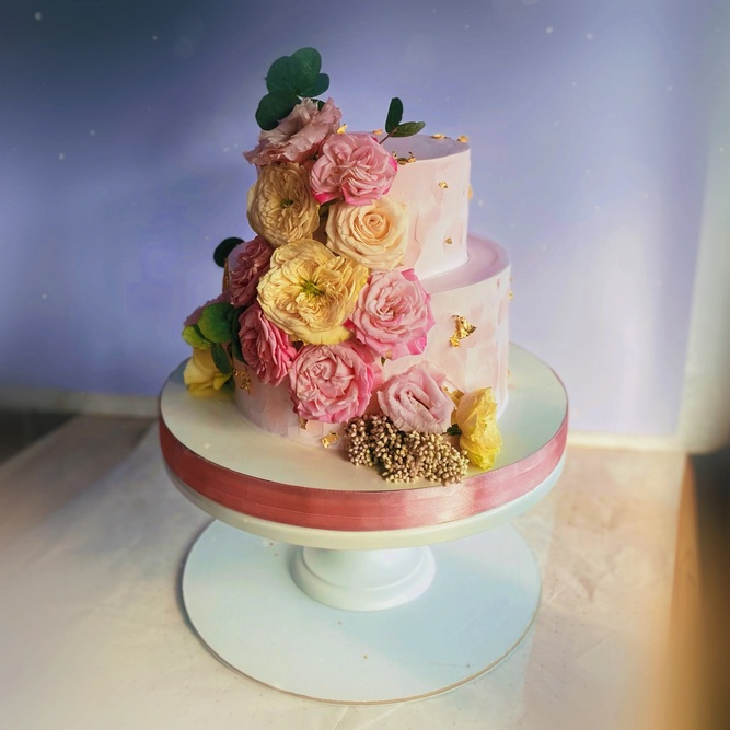 Свадебный торт "Розы и золото"