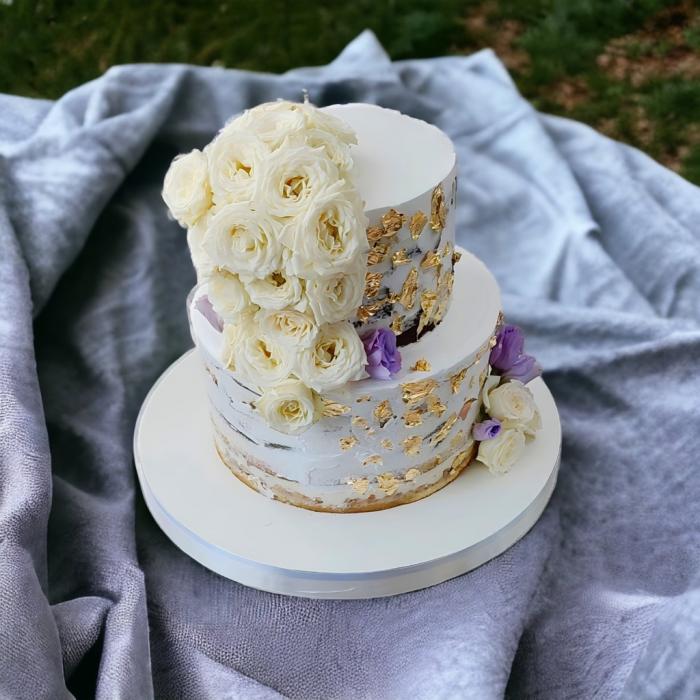 Свадебный торт "Розы и сусальное золото"
