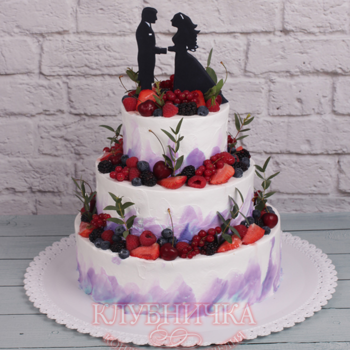 Стильный свадебный торт сиреневого цвета с ягодами и силуэтами жениха и невесты