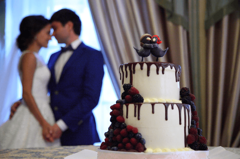 Двухъярусный свадебный торт