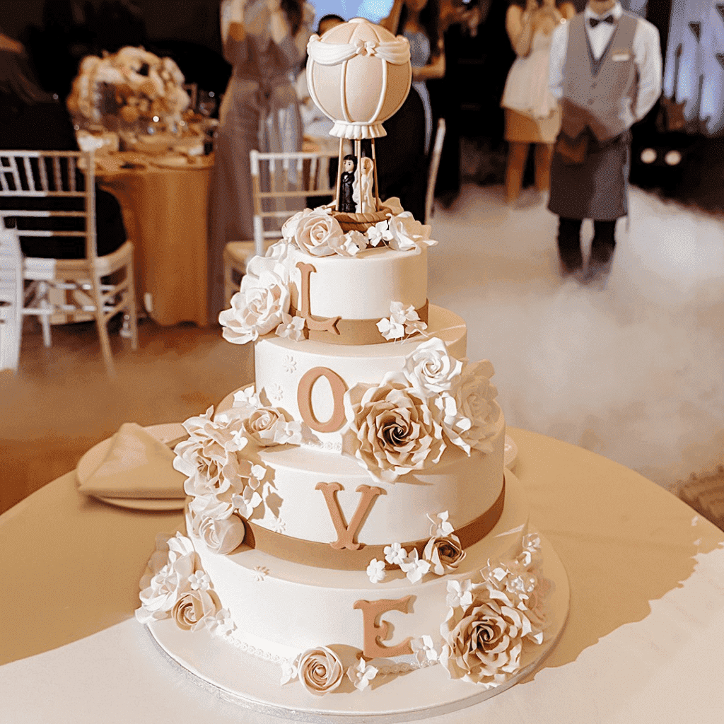 Свадебный торт с кремом и надписью