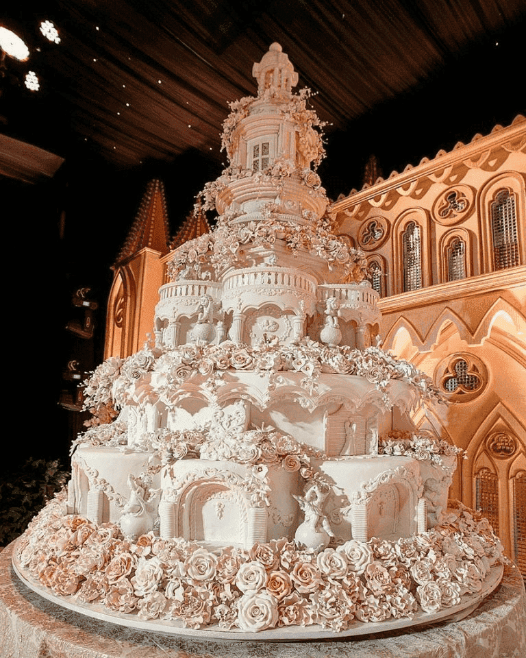 Огромный свадебный торт в виде замка