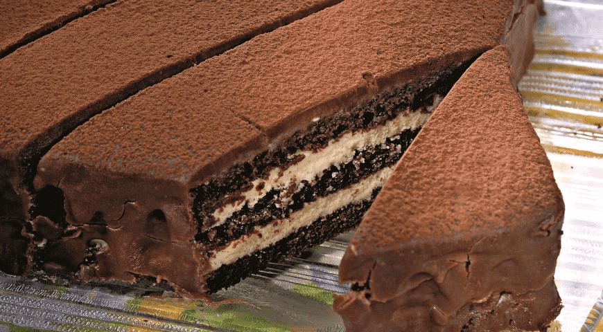 Слои шоколадного торта: вид в разрезе